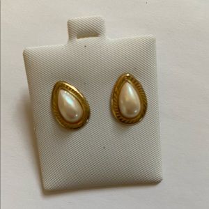 Costume pearl drop earrings